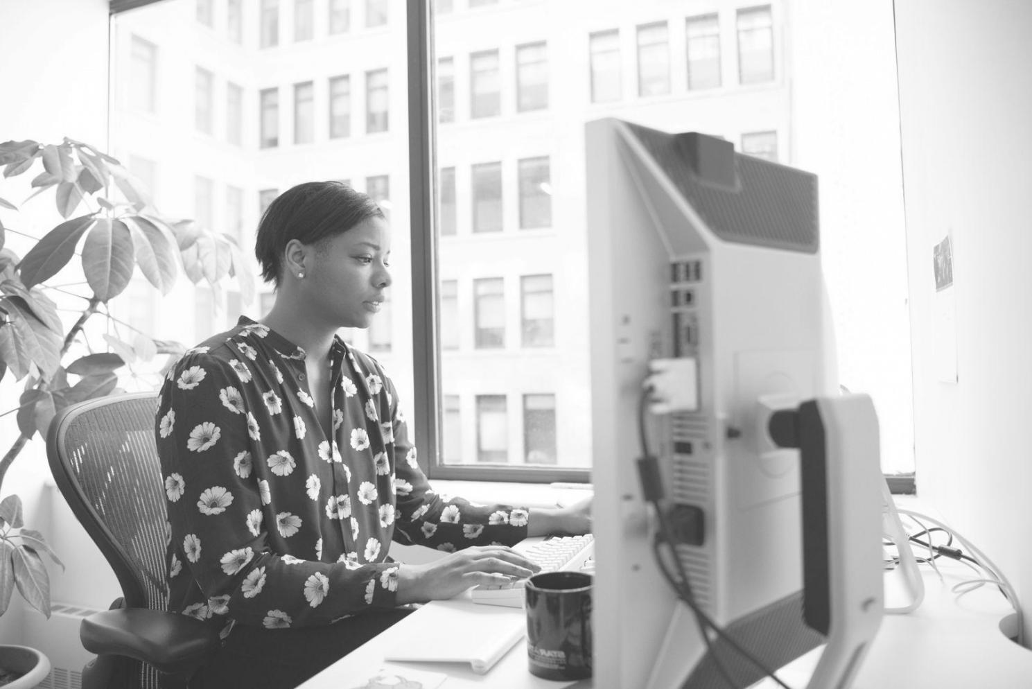 Finanzanalyse Arbeitsplatz mit Diagrammen und Berechnungen