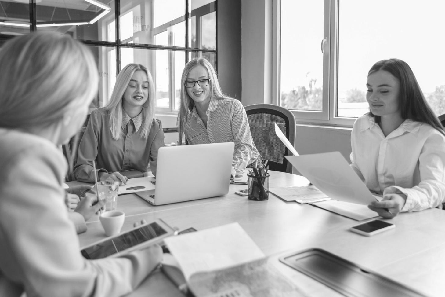 Workshop-Situation mit Finanzanalyse