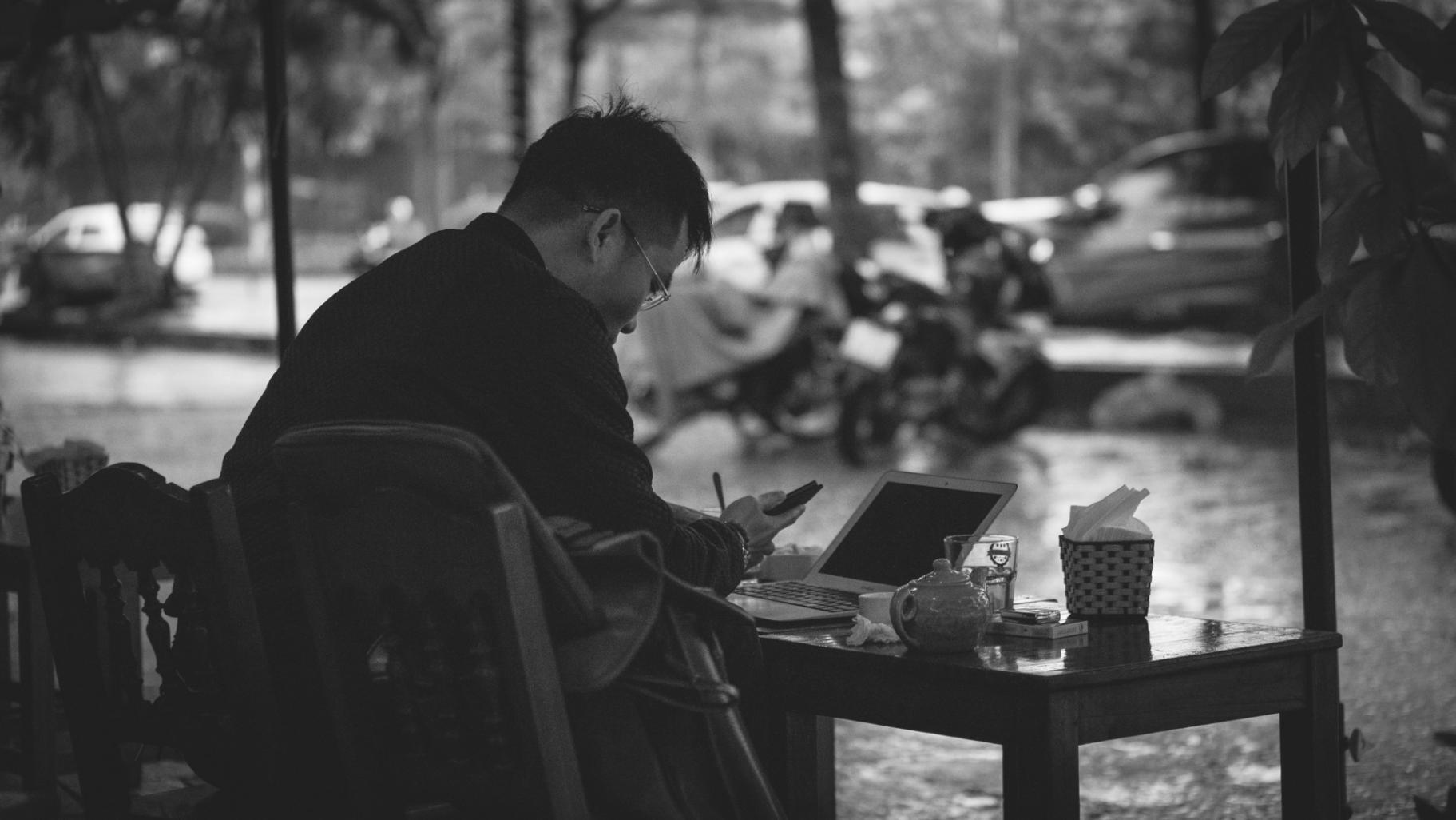 Teilnehmer während eines interaktiven Webinars zur Finanzanalyse