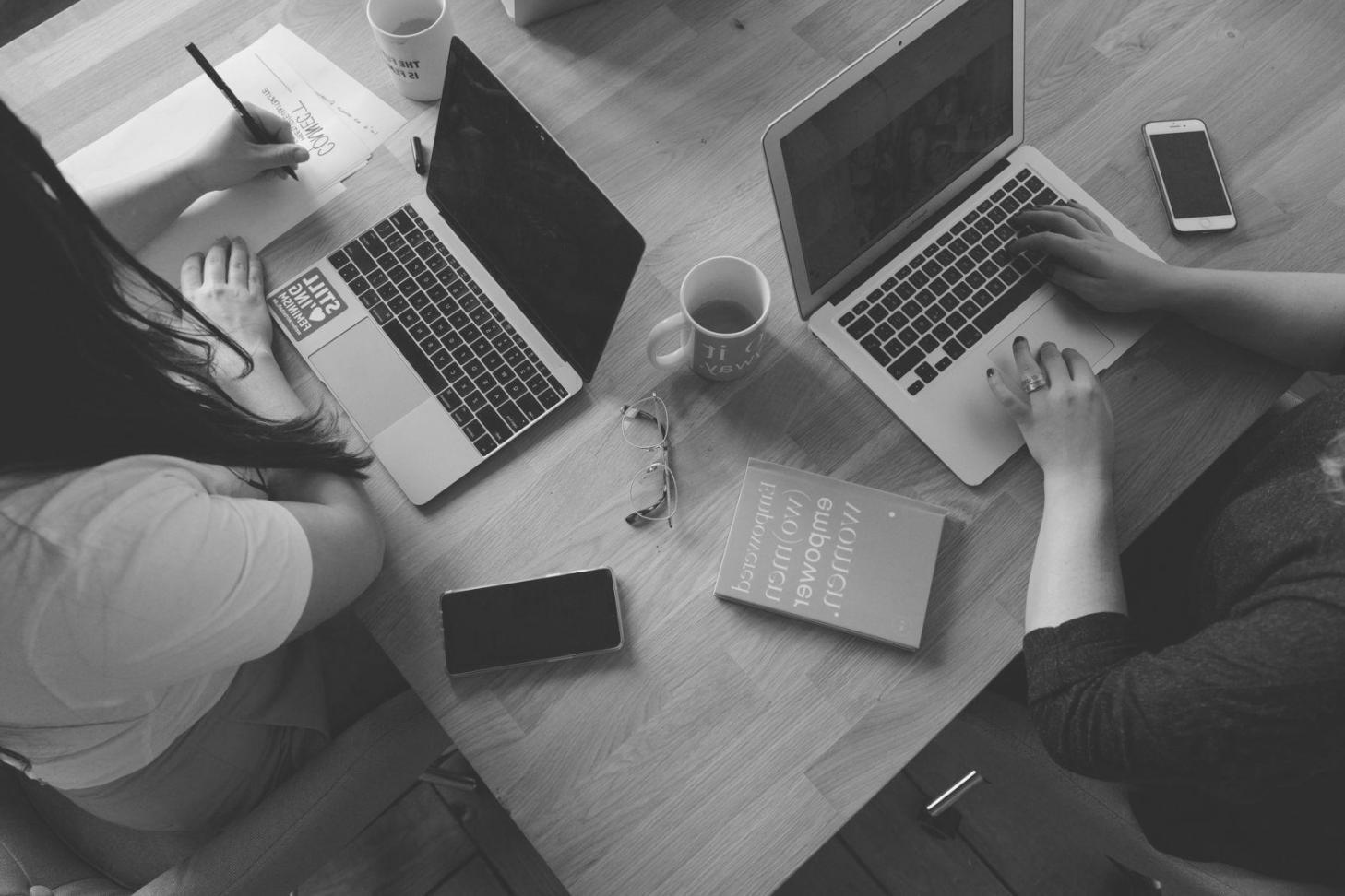 Moderne Arbeitsumgebung mit Finanzanalyse-Tools